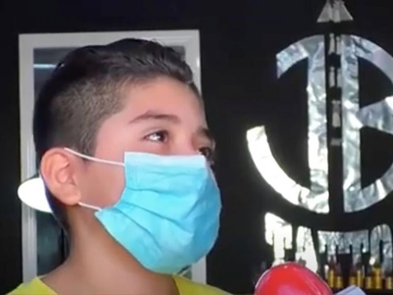Niño mexicano gana popularidad como tatuador gracias a su «ligerita» mano