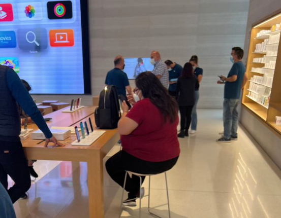 Tunden a Citlalli Hernández por foto en tienda Apple Antara de Polanco