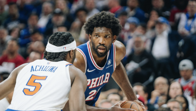 Joel Embiid le da vida a los 76ers frente a los New York Knicks
