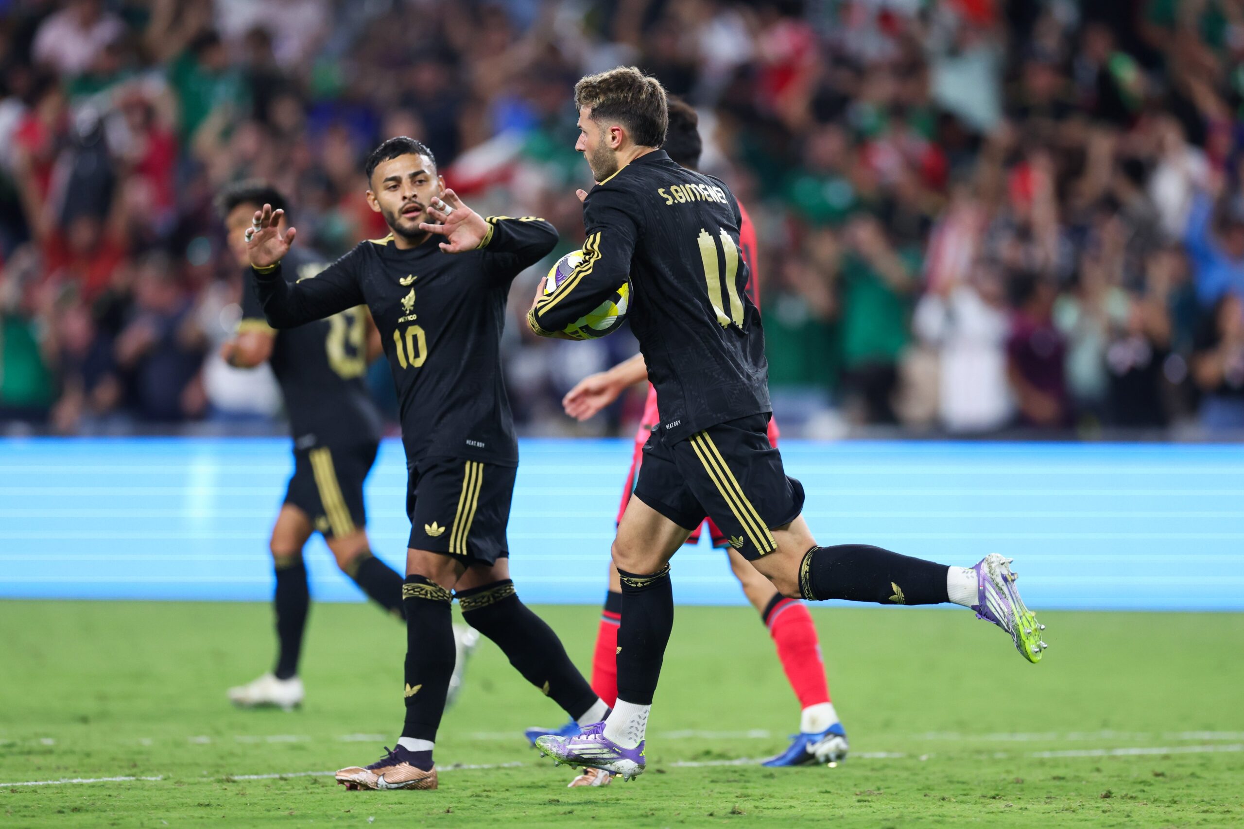 México revive con un golazo de Santi Giménez y deja albergue a Corea del Sur en la puerta del milagro.