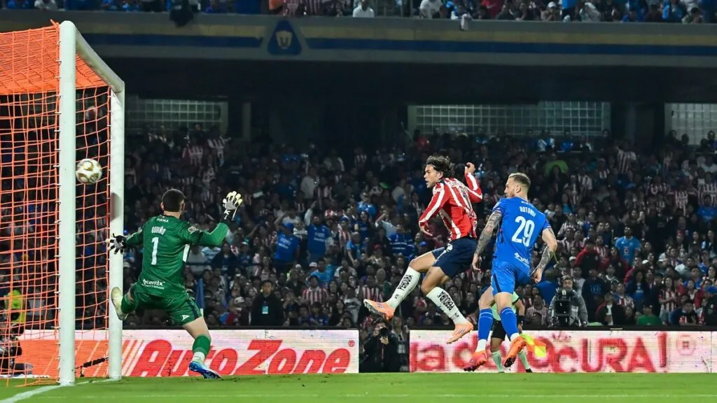 «Triunfo Estremecedor: Cruz Azul Superó a Chivas en un Partido de Altos y Bajos con 3-2 en Claro»