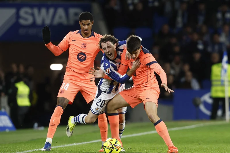 La Tragedia Azul: Barcelona Sufre Derrota en San Sebastián y Ve Sus Posibilidades de Liderato En Peligro