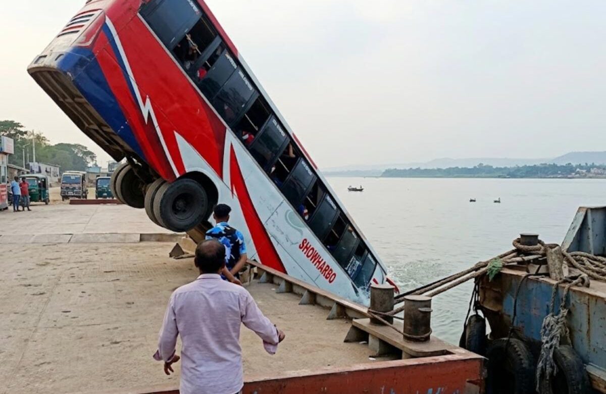 Drama en el río Padma: un autobús se precipita al agua tras colisión en terminal fluvial